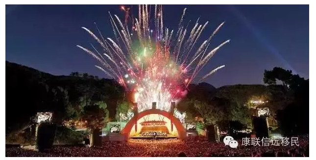 在美国国庆日（7月4日）这一天，被誉为“世界娱乐之城”的洛杉矶当然会举办多彩多样的庆祝活动。  　　在好莱坞露天剧场 (Hollywood Bowl) 和玫瑰碗 (Rose Bowl) 会举办美国独立日音乐会，游客还可参加在格兰特公园 (Grand Park) 和爱荷华号战列舰 (Battleship IOWA) 举办的精彩新活动，一起来感受一下吧！